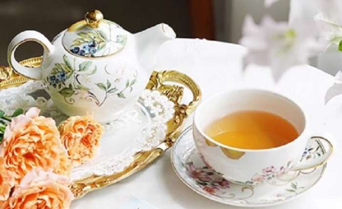 Steeping Tea for One: Tips for Using a Teapot and Cup Set